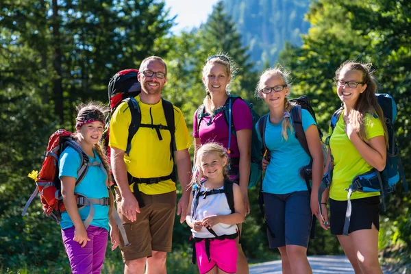 Família Com Quatro Crianças Caminhando Montanhas Caminho — Fotografia de Stock