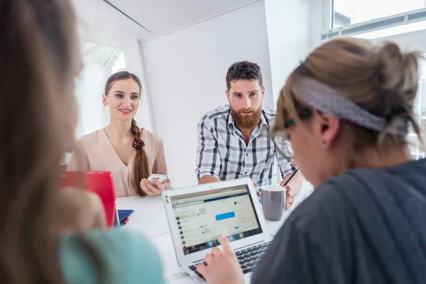 Jovens Colegas Trabalho Confiáveis Pensando Soluções Novas Ideias Sucesso Enquanto — Fotografia de Stock