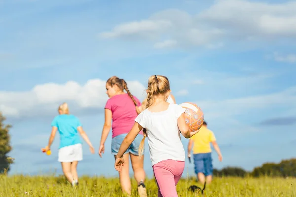 Familie Spielerischen Modus Auf Wiese Sommer Mit Ball — Stockfoto