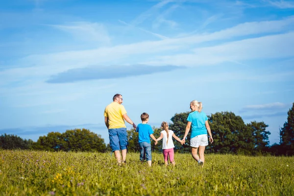 Familia Cogida Mano Corriendo Sobre Prado — Foto de Stock