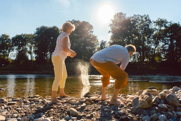 Celé Délce Zadní Pohled Dvou Naboso Starších Lidí Těší Důchodu — Stock fotografie