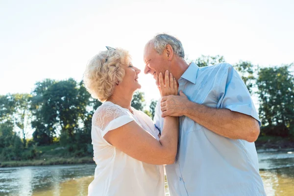 Porträt Eines Verliebten Romantischen Senioren Paares Das Sommer Einen Gesunden — Stockfoto