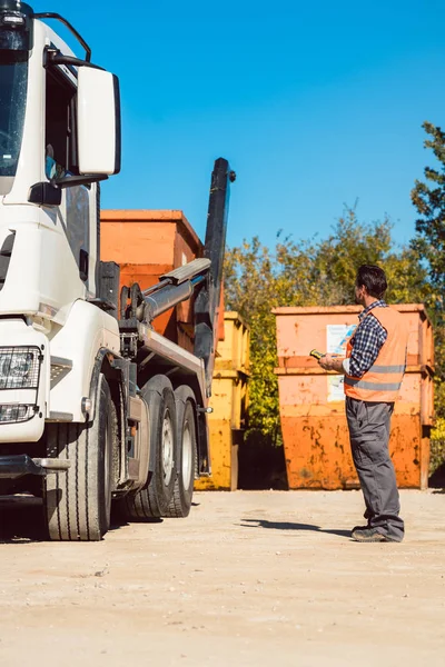 Werknemer Bouw Site Lossen Container Voor Afval Van Truck Met — Stockfoto