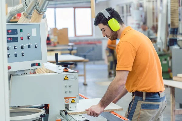 Carpinteiro Trabalhando Fábrica Móveis Máquina Controlada Por Computador — Fotografia de Stock