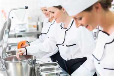 Takım Sistemi catering üretim sürecinde mutlu şefler