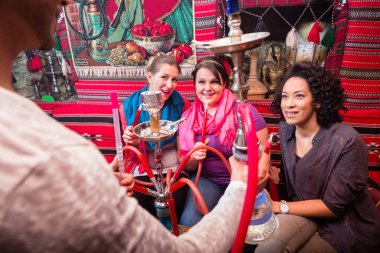 Grup kadın ve erkek bir nargile shisha Cafe hizmet üzerinde iyi arkadaş oldular