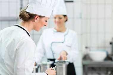 Kantinin endüstriyel mutfağında çalışan kadın şefler 