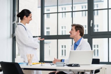 Genç kadın doktor tavsiye ofiste deneyimli onun erkek arkadaşı dan modern bir hastane istiyorum süre tablet Pc kullanma