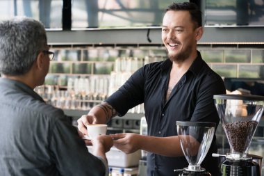Espresso kahve modern bir kahve dükkanı iç orta yaşlı müşteriye hizmet veren barmen