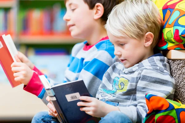 Dois Meninos Lendo Livros Biblioteca Divertindo Juntos — Fotografia de Stock