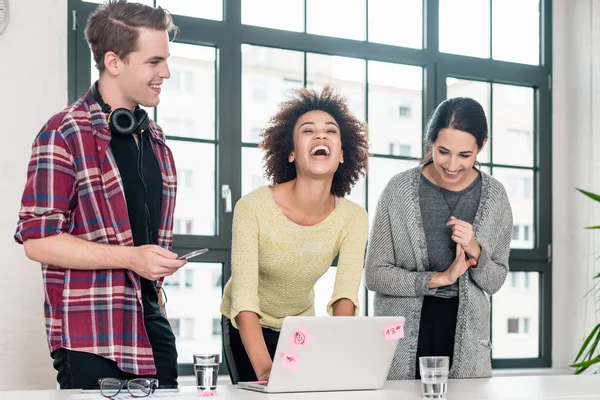 Drei Junge Kollegen Lachen Während Sie Besprechungsraum Eines Modernen Unternehmens — Stockfoto