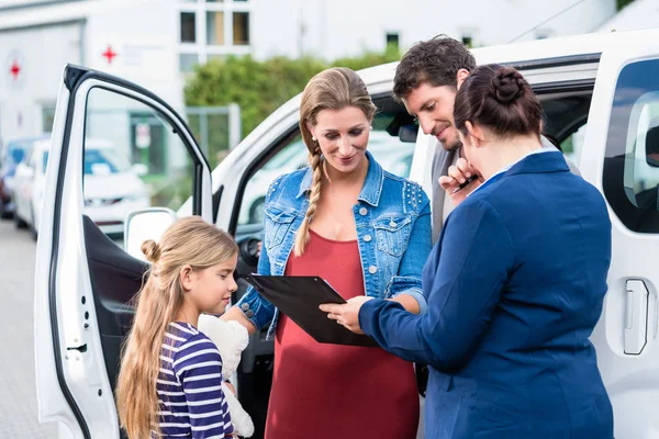Glückliche Familie Wird Vom Verkäufer Beim Autokauf Beraten — Stockfoto