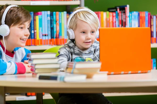 Діти Бібліотеці Слухають Аудіокниги Навушниками — стокове фото