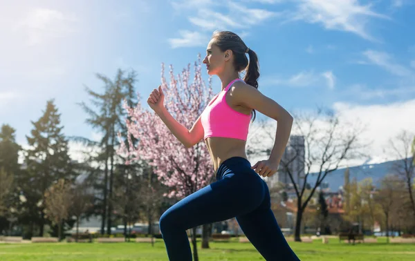 Fit Mulher Correndo Rápido Para Esporte Dia Ensolarado — Fotografia de Stock