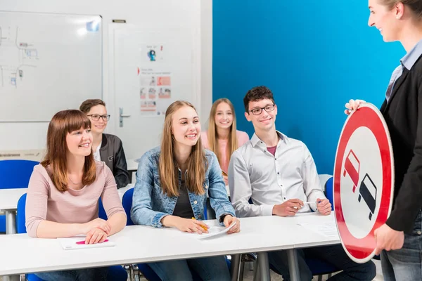 Schüler Melden Sich Bei Ihrem Lehrer Fahrunterricht — Stockfoto