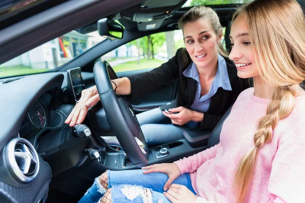 Studente Ruota Auto Lezione Guida Con Suo Insegnante Imparare Guidare — Foto Stock