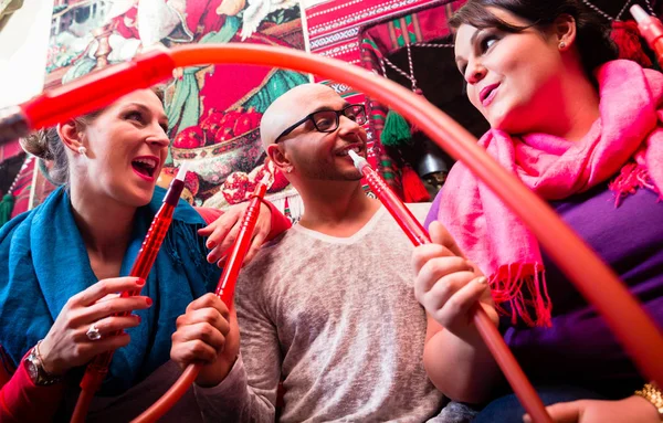 Mujeres Hombres Disfrutando Shisha Recreativa Salón Narguile Fin Semana —  Fotos de Stock