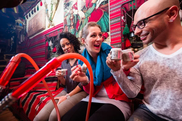 Amigos Fumando Una Cachimba Salón Shisha Juntos — Foto de Stock