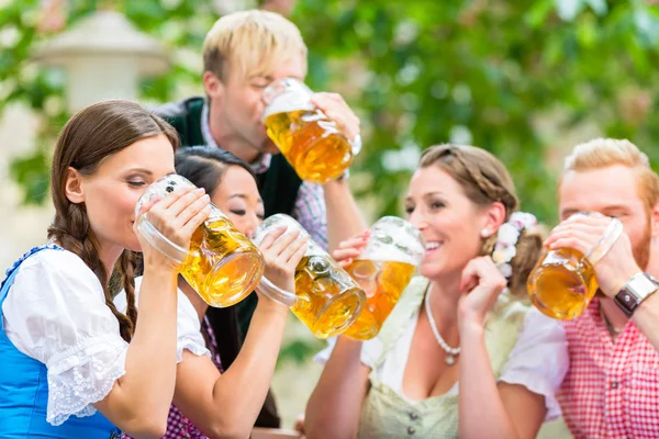 Quatro Amigos Bebendo Cerveja Mesmo Tempo Jardim Cerveja Baviera — Fotografia de Stock