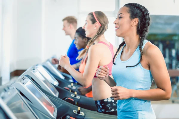 Vista Lateral Una Mujer Feliz Forma Grupo Entrenamiento Cinta Correr — Foto de Stock