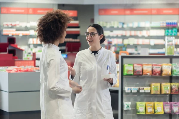 Duas Colegas Amigáveis Falando Sobre Medicamentos Prescrições Enquanto Trabalham Juntas — Fotografia de Stock