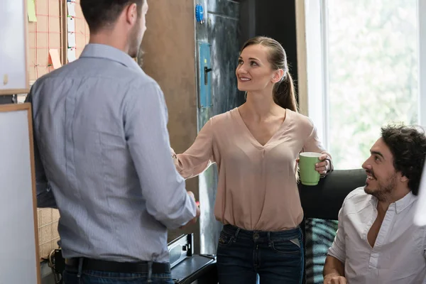 Équipe Employés Agence Qui Réussissent Planifier Les Réunions — Photo