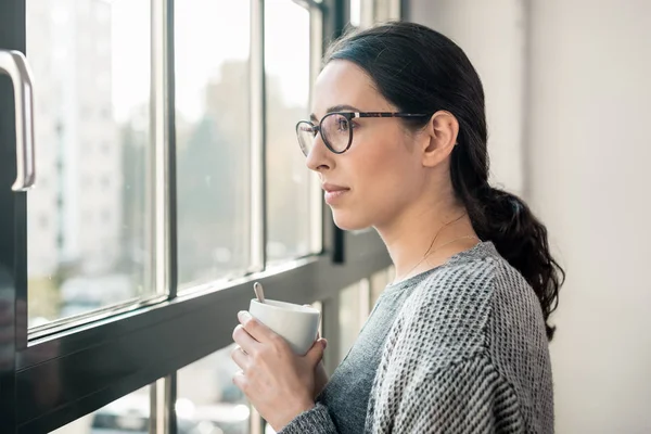 Mujer Joven Pensativa Con Expresión Facial Seria Mirando Través Ventana —  Fotos de Stock