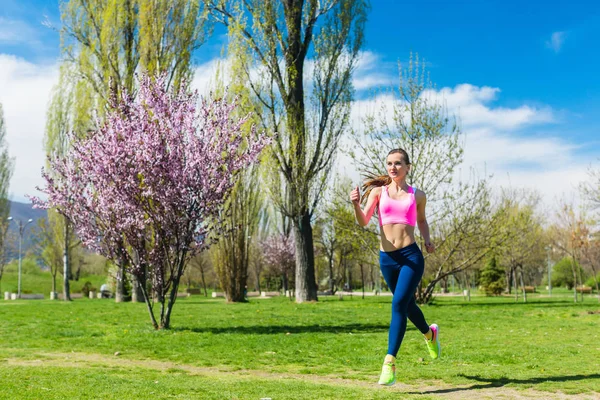 Fitte Frau Läuft Frühling Für Bessere Fitness Durch Einen Park — Stockfoto