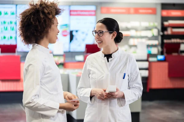 Dos Amigables Compañeras Hablan Medicamentos Recetas Mientras Trabajan Juntas Como —  Fotos de Stock