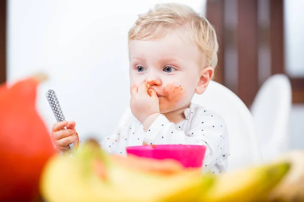 Retrato Una Linda Niña Desordenada Comiendo Con Sus Manos Alimentos — Foto de Stock