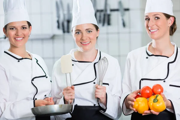 Köche Der Großküche Posieren Mit Essen Und Geschirr — Stockfoto
