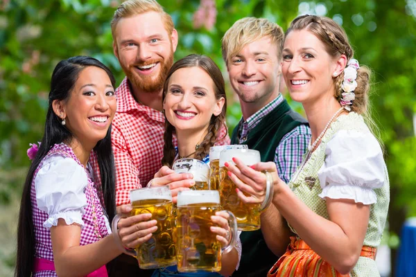 Cinco Amigos Homens Mulheres Divertindo Copos Cerveja Jardim Clinking Com — Fotografia de Stock