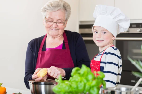 Gelukkig Oma Kleinzoon Samen Koken — Stockfoto