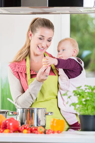 Feliz Madre Trabajando Cocina Mientras Lleva Niño — Foto de Stock