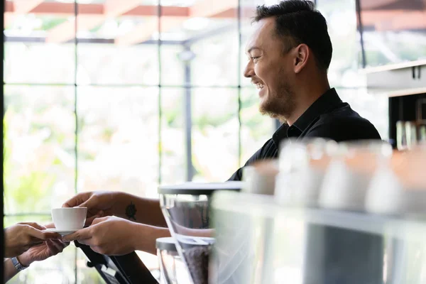 Seitenansicht Eines Jungen Freundlichen Barkeepers Der Einem Kunden Einem Modernen — Stockfoto