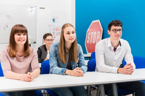 Studenci Prowadzeniu Lekcji Słuchanie Uważnie Siedzi Ławki — Zdjęcie stockowe