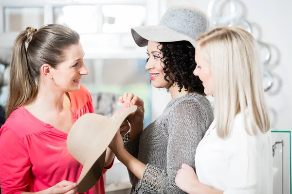 Flickvänner Shoppingrunda Försöker Damer Hattar Och Andra Modeartiklar — Stockfoto