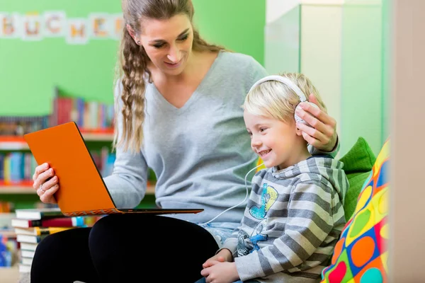 Madre Con Hijo Una Biblioteca Leyendo Libros — Foto de Stock