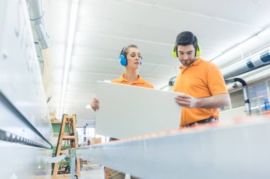 Mobilya fabrikası teftiş yapan parça qa marangoz