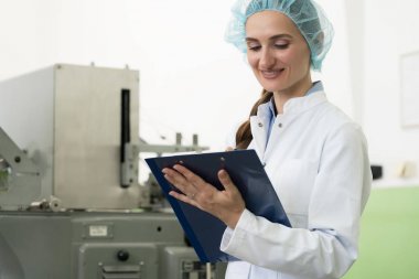 Kadın müfettişi fabrika kalite kontrol sırasında portresi