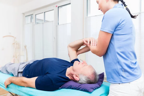 Fyzioterapie ošetřujícím starší pacient — Stock fotografie