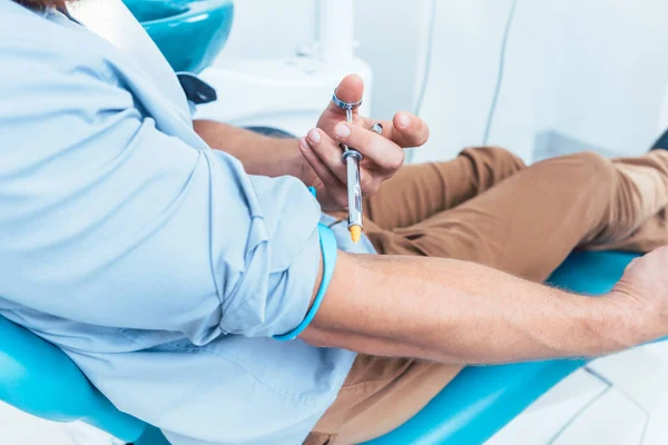 Paziente che utilizza una siringa anestetica dentale per autoiniettarsi — Foto Stock
