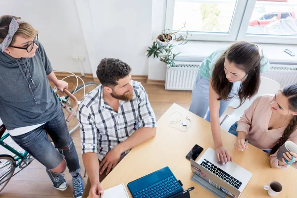 Jeunes collaborateurs coopérant tout en travaillant en tant que pigistes — Photo