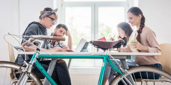 Fyra kompetenta frilansare och oberoende entreprenörer som tillsammans arbetar — Stockfoto