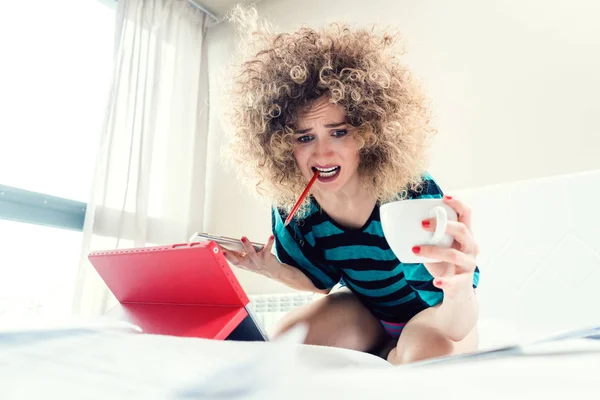 Mujer estudiante en su cama aprendizaje para el examen en pánico —  Fotos de Stock