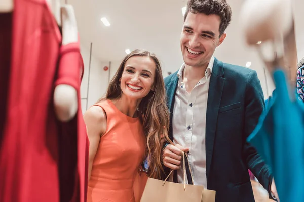 Casal ansioso por roupas novas na moda shopping spree — Fotografia de Stock