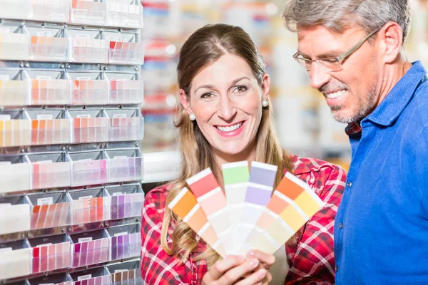 Para, wybór koloru farby w sklepie sprzętu — Zdjęcie stockowe