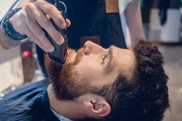 Close-up van de kop van een man en de hand van een kapper trimmen — Stockfoto