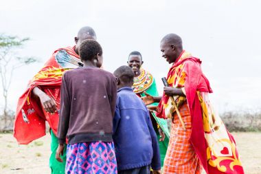 Kutluyor ve dans Massai kabile aile
