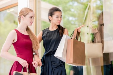 En son moda trendleri farklı tutumlar ile birlikte şehir merkezinde alışveriş yaparken bakarak iki en iyi arkadaşlar
